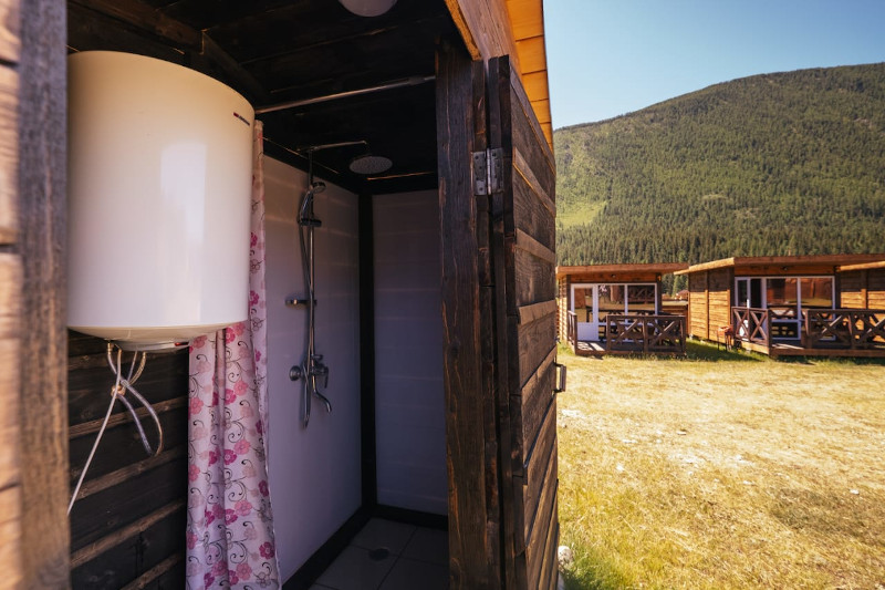 Горячий душ на территории