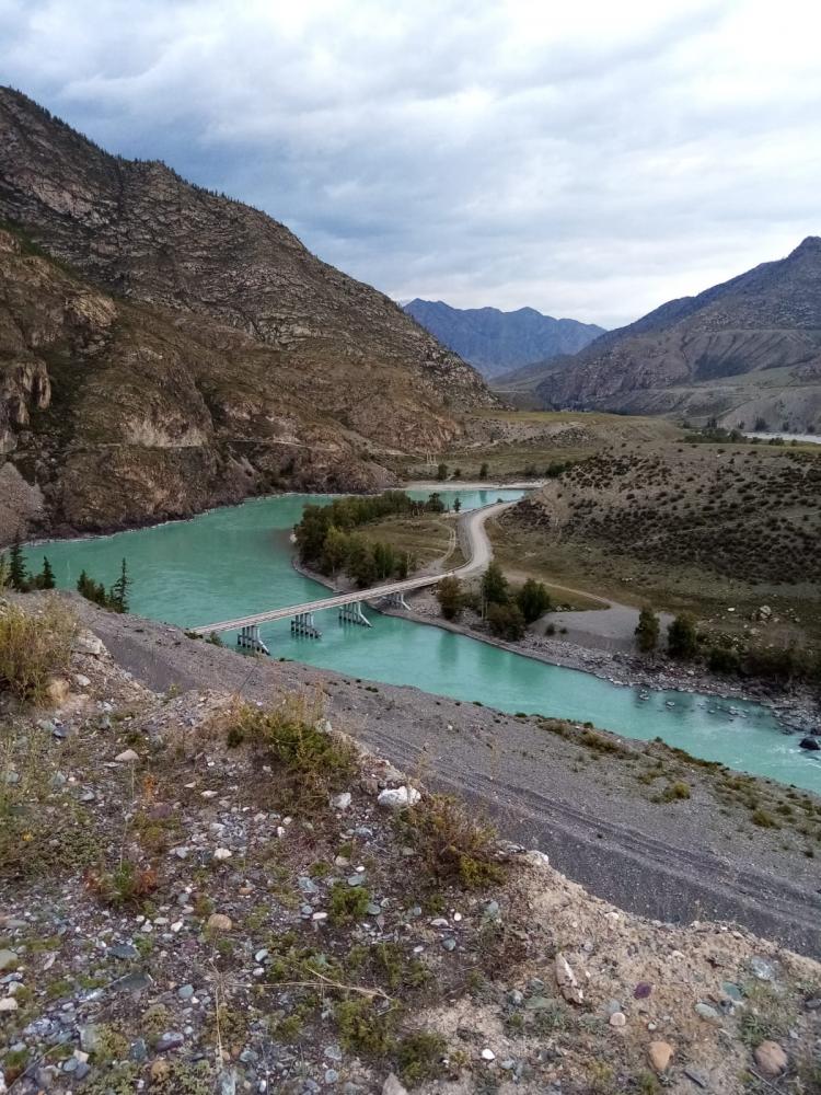 Мост через реку Катунь осенью