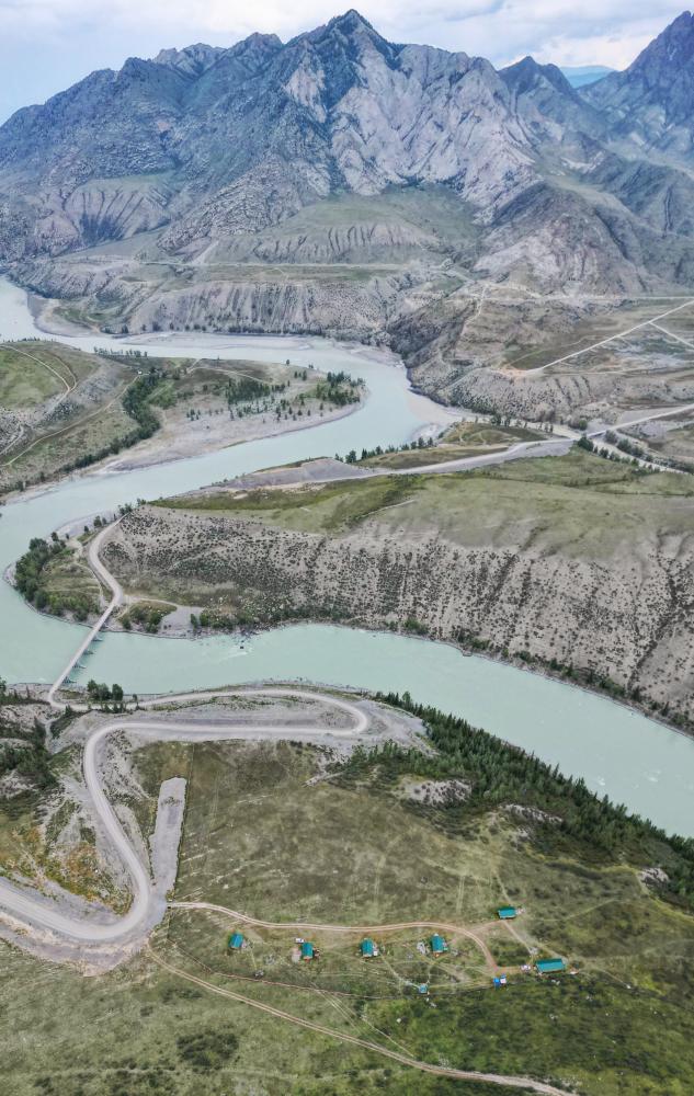 Вид с высоты на базу, Катунь, мост