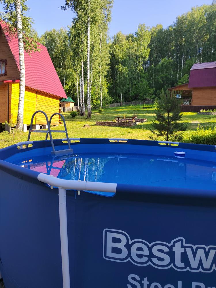 Бассейн на территории