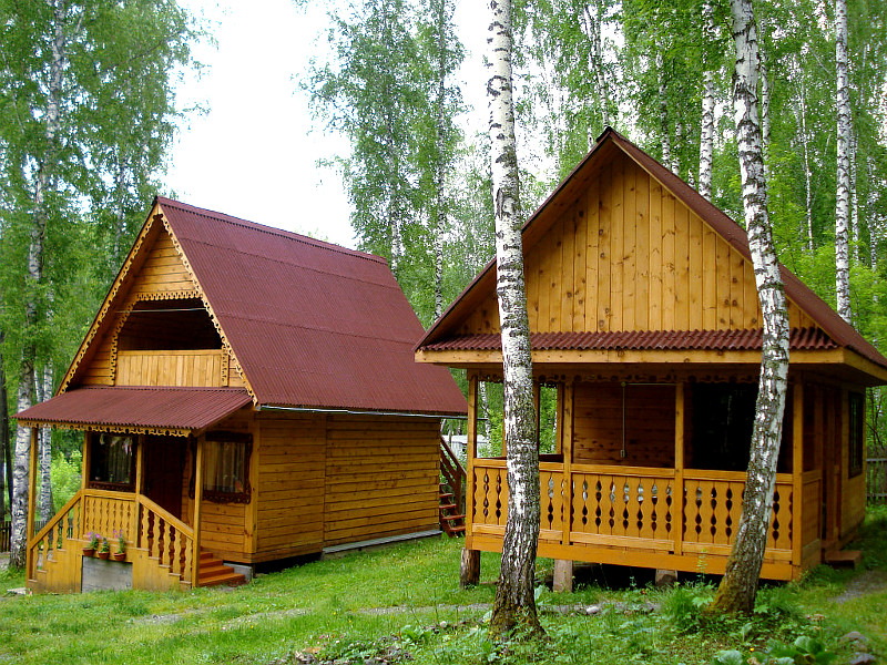 Справа летняя кухня, слева - на втором этаже комната 1 с балконом 