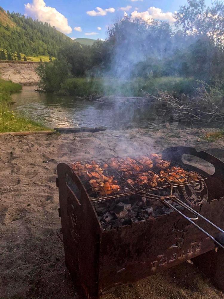 Всегда под рукой мангалы, шампуры и сетки для сочных, вкусных шашлыков!