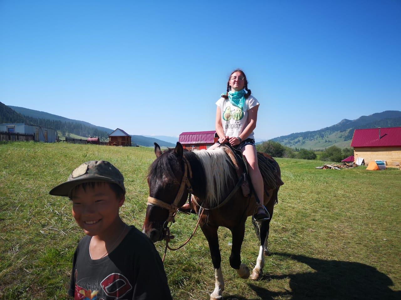 Катание верхом на лошади 