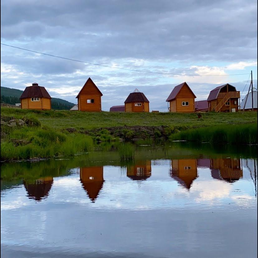 База отдыха "Улаган - Ичи" у озера в Горном Алтае