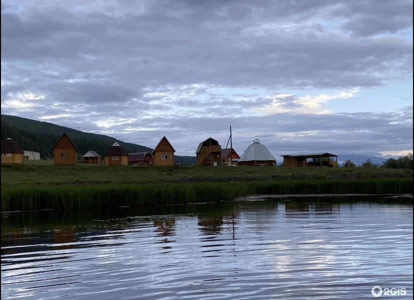 Вид с озёра Салду кёл на домики.