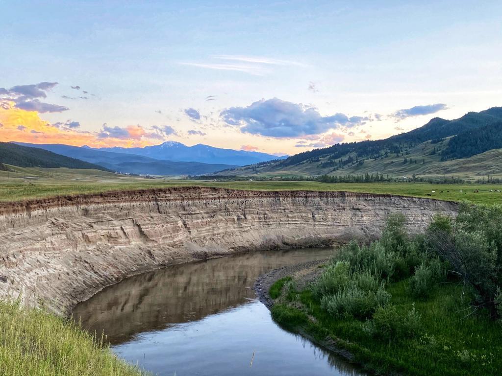 Вид с окна восьмого домика. Река «Улаганчик», в котором можно купаться.