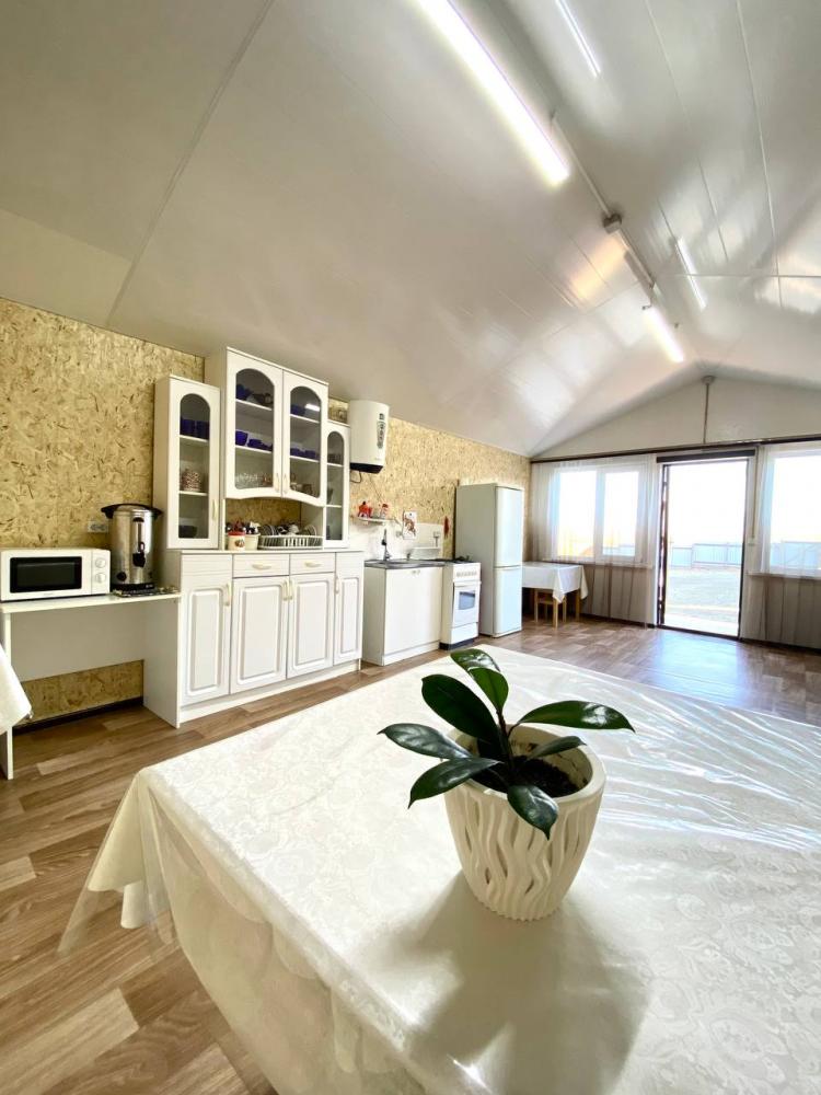 Вид общей кухни.