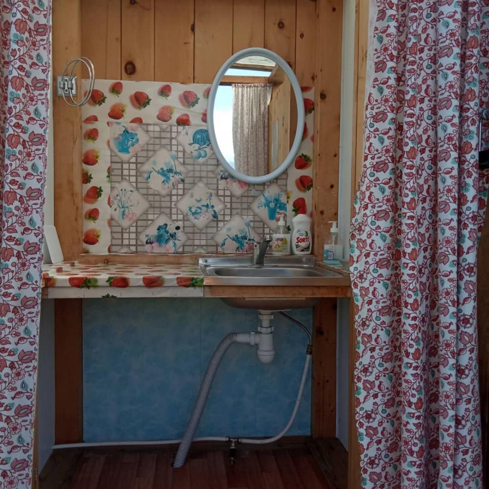 Санузел для 2 этажа на улице.