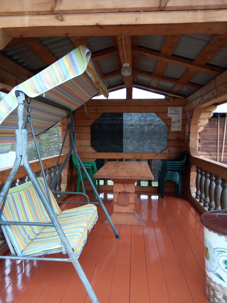 Беседка с качелями