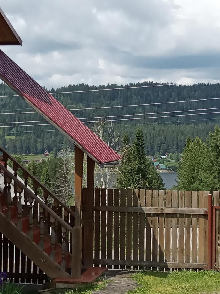 Вид на озеро с домика.