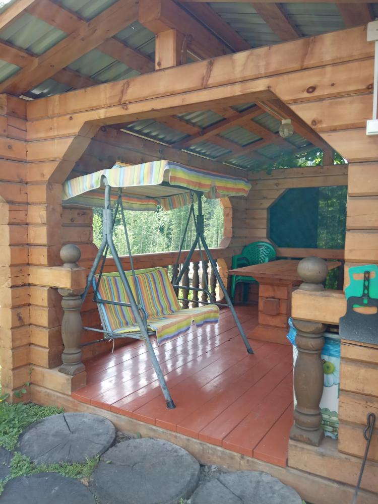 Беседка с качелями