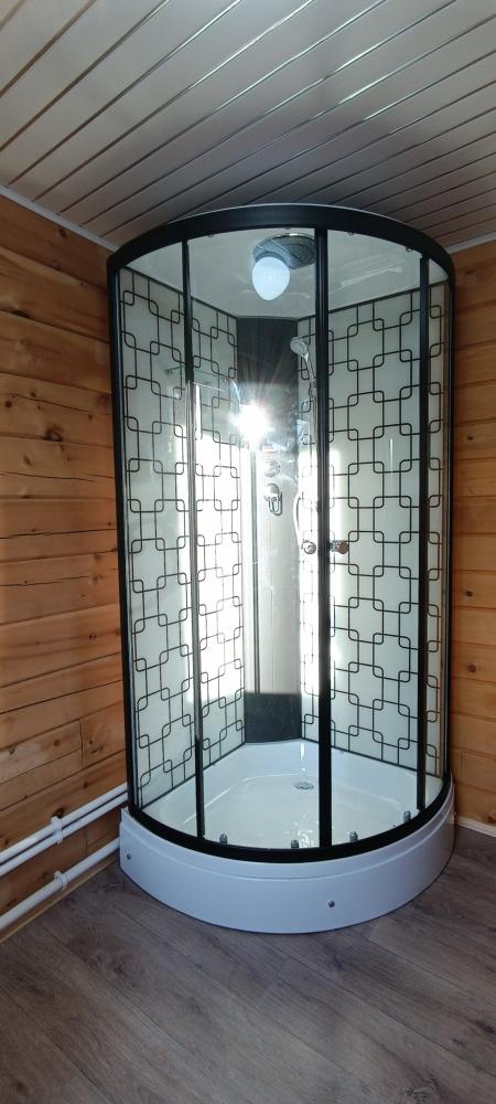 Душевая кабина в коттедже. 