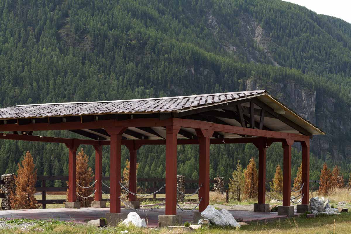 Беседка с уличной мебелью