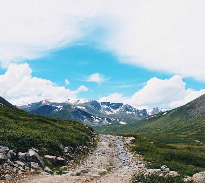 Жалгыз тобе - одинокая гора