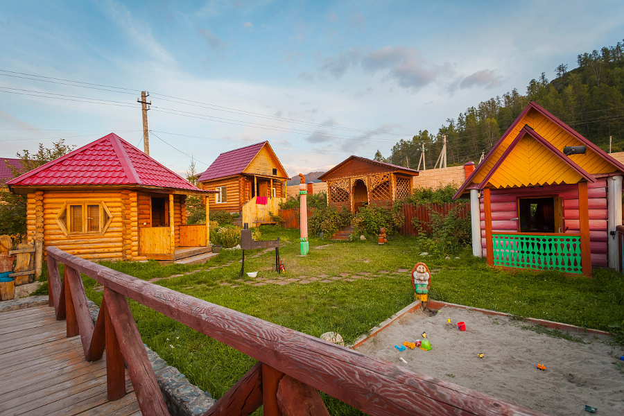 Домики и детская площадка