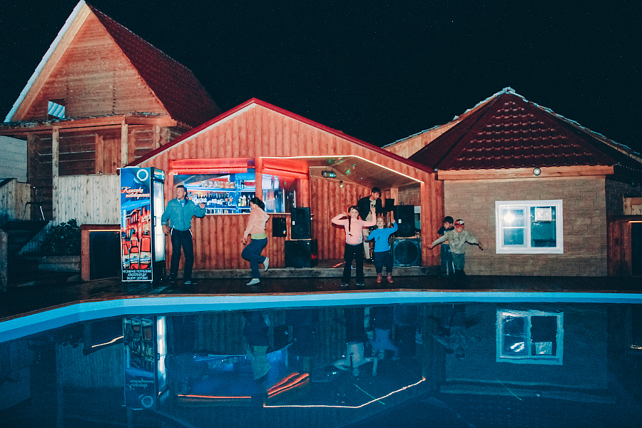 У бассейна вечером