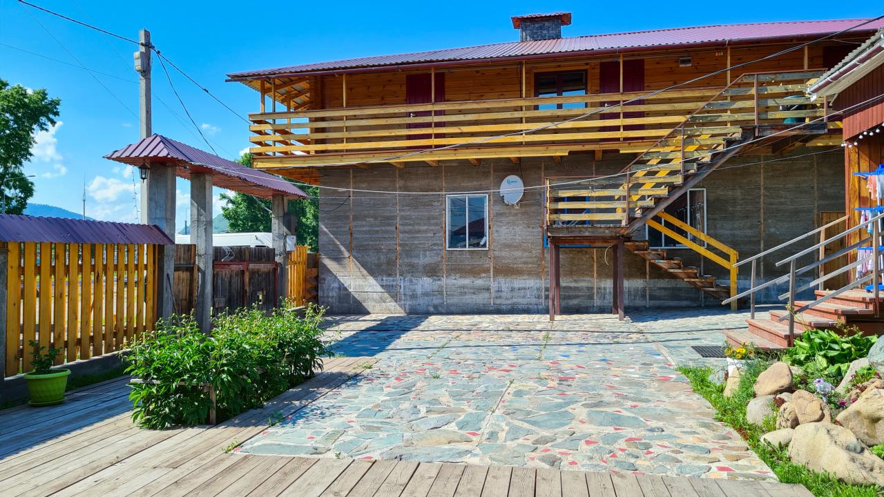 Усадьба Кургановых в Элекмонаре  вид на номера снаружи