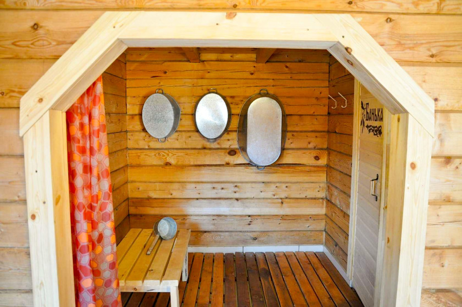 Баня у бассейна