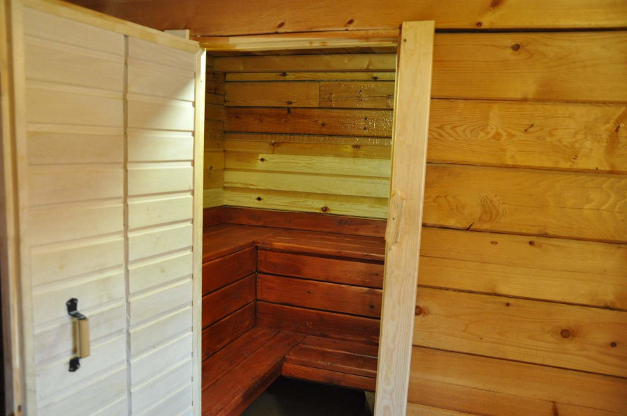 Баня у бассейна