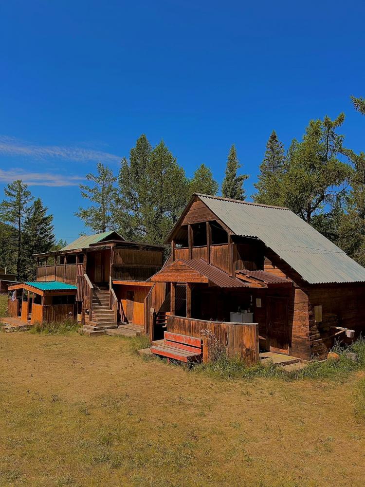 База отдыха "Ак-Су" у реки в Горном Алтае