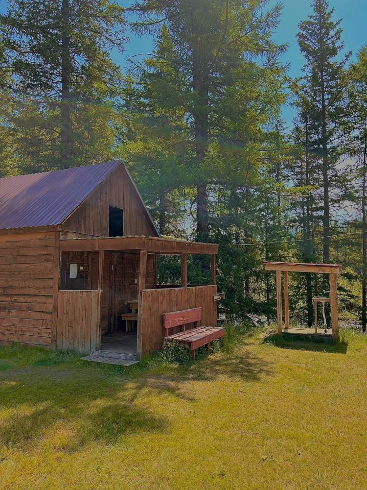 Домик с верандой. На улице раковина с водой. 