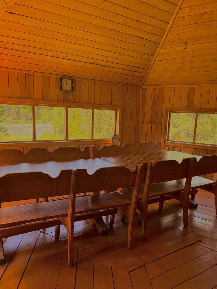 Застекленная беседка с видом на реку