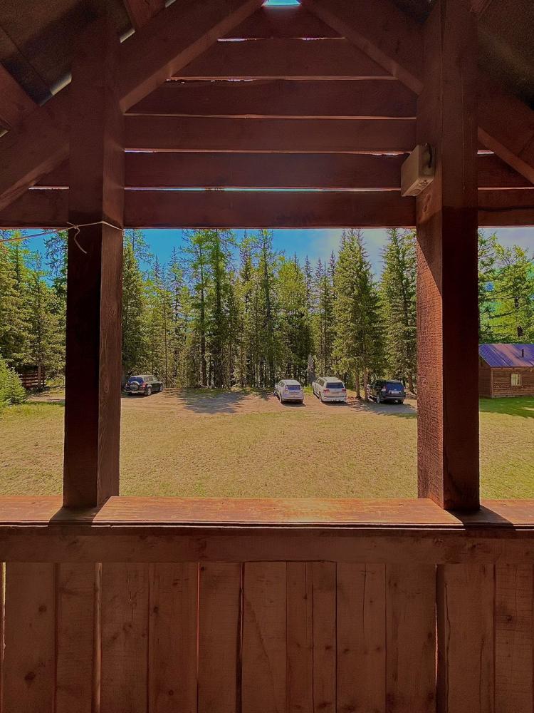 Вид на автостоянку с веранды дома