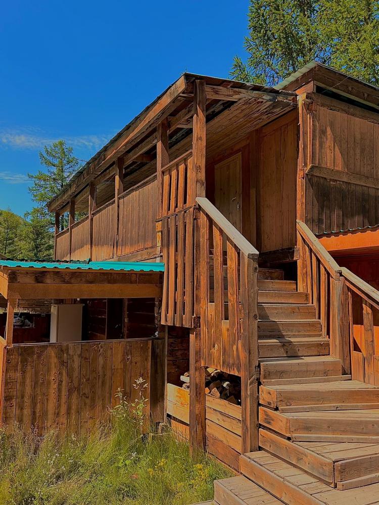 Двухэтажный дом с общим холодильником на веранде