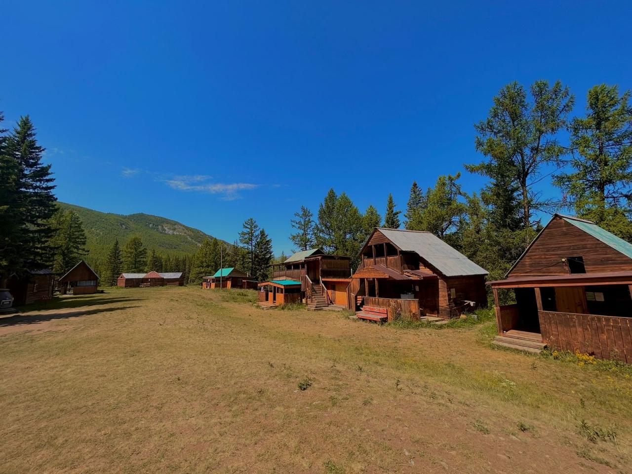 База отдыха "Ак-Су" у реки Джазатор на Алтае