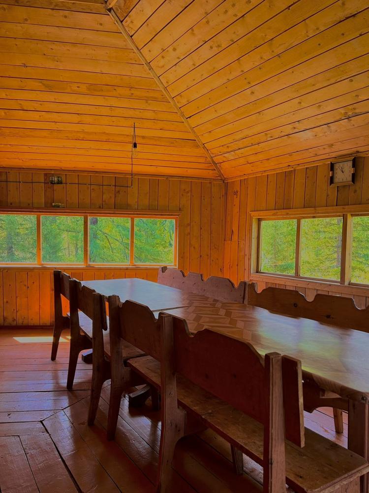 Застекленная беседка с видом на реку