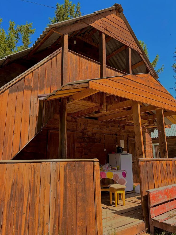 Двухэтажный дом с общим холодильником на веранде