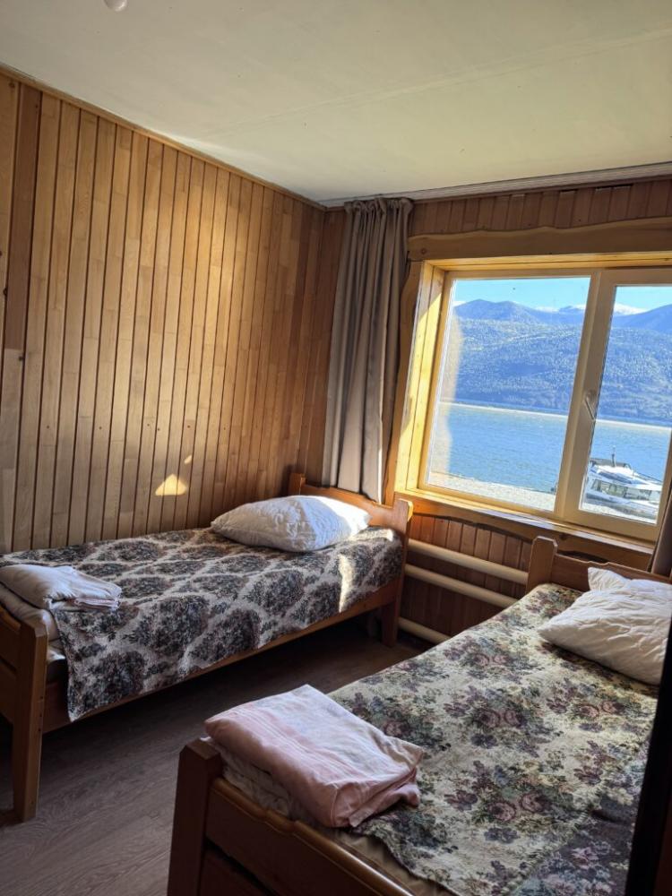 Дом Огонек на берегу Телецкого озера