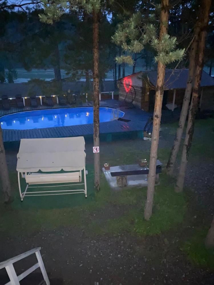 Баня с бассейном у реки Катунь