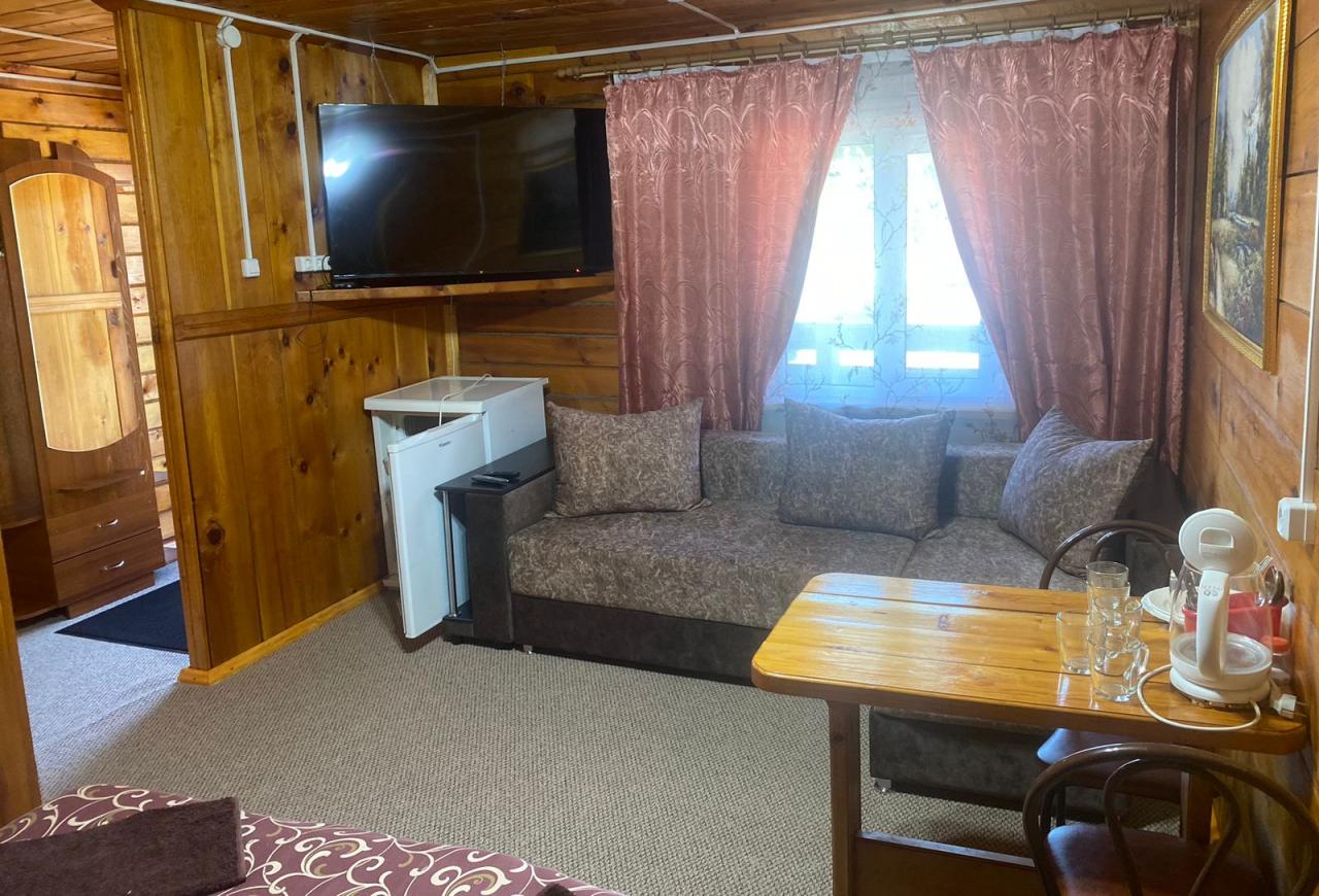 Благоустроенный номер с холодильником, ТВ, чайником, душем, туалетом.