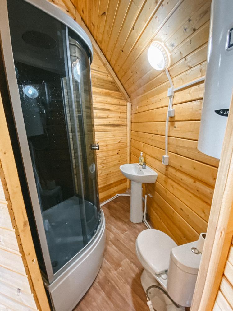 душевая комната (душ, туалет, раковина, горячая вода)