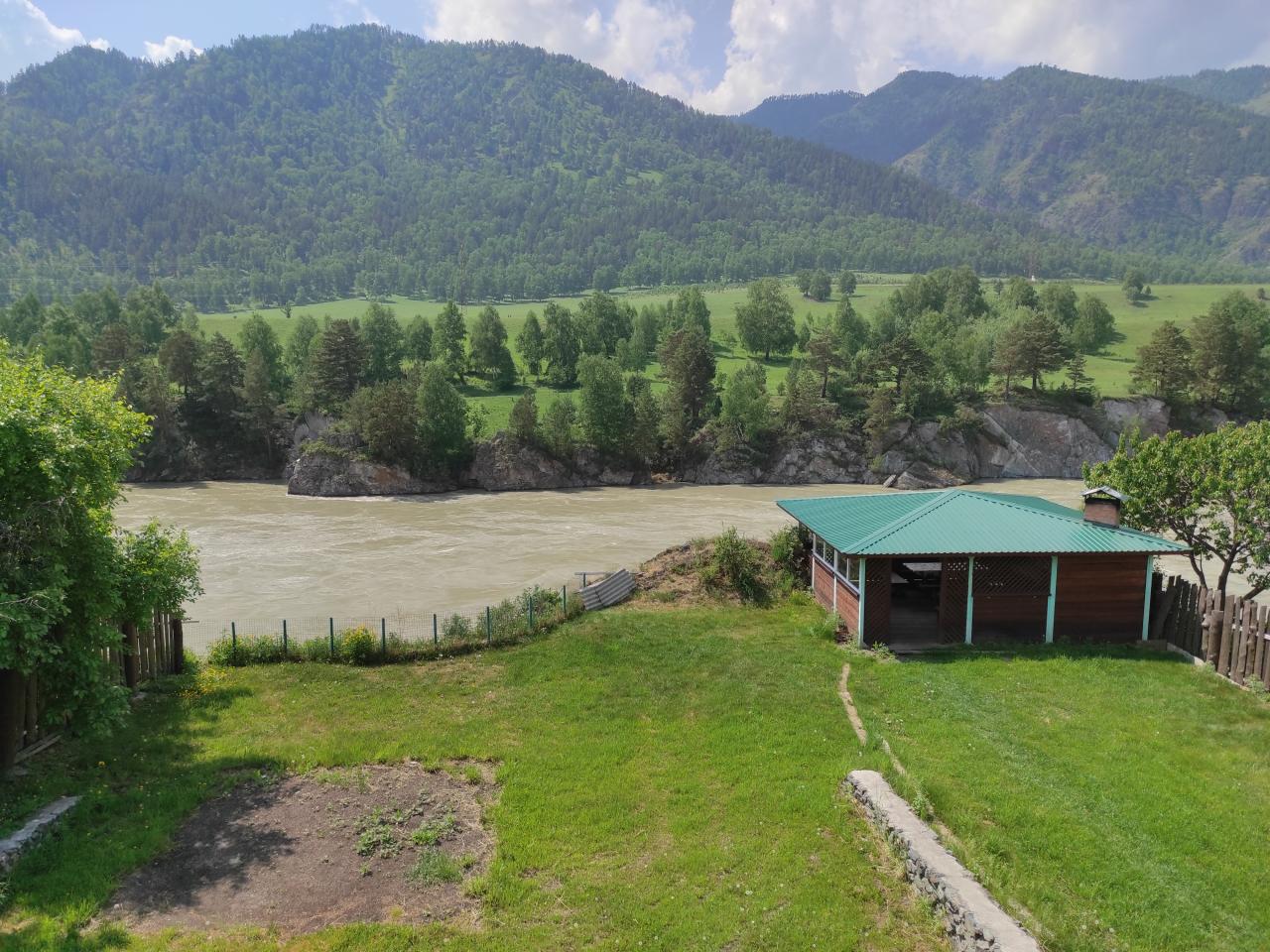 Отдых у реки в Горном Алтае в беседке