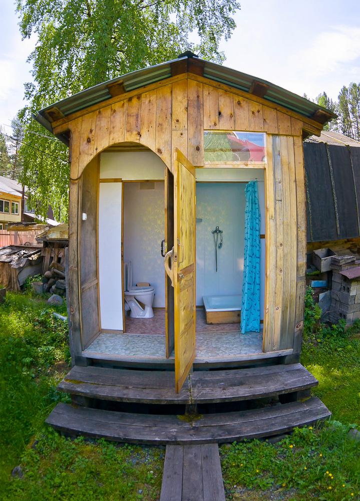 Уличный душ и туалет