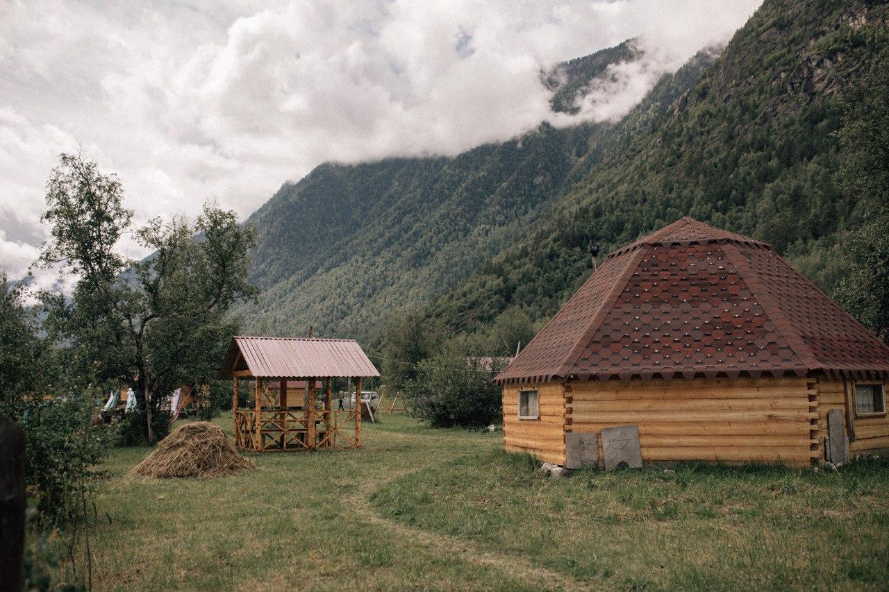 Аил 5-местный с печкой и беседкой