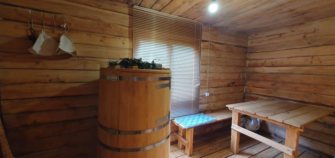 Баня с фитобочкой у реки Чулышман