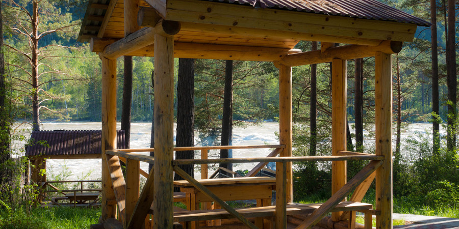 База отдыха Алтая у реки Катунь