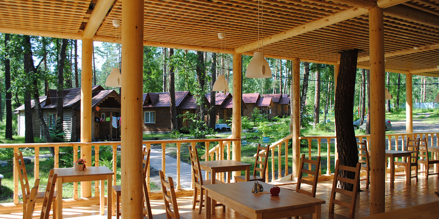 Вид на домики из кафе