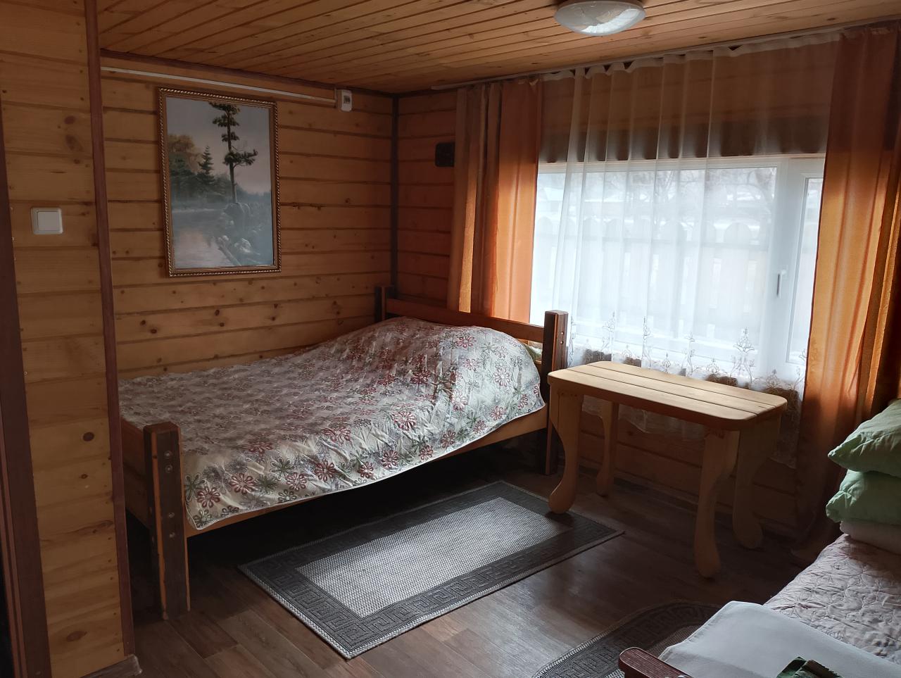 Двуспальная кровать в первом домике.