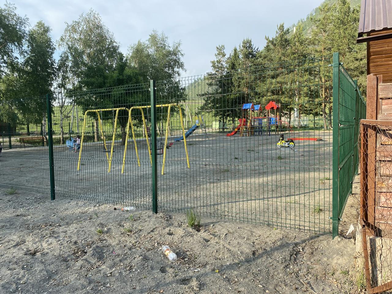 Детская площадка рядом с усадьбой 