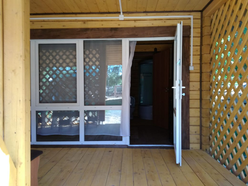 Благоустроенный домик с панорамными окнами