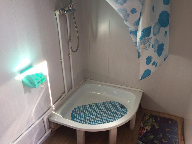 Горячий душ на территории