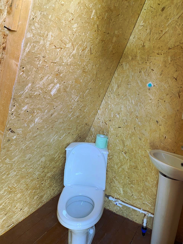 Туалет в домике, на I этаже