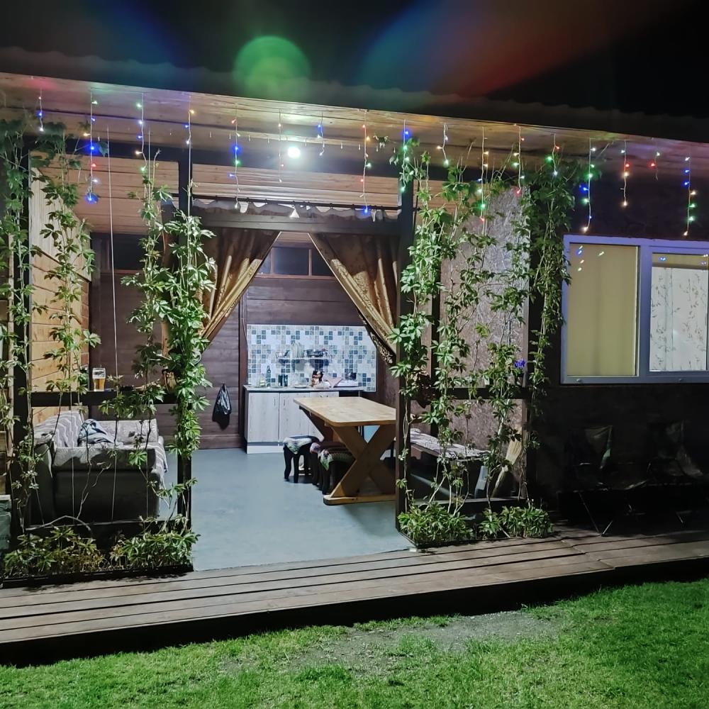 Отдых в Чемале беседка и вход в баню