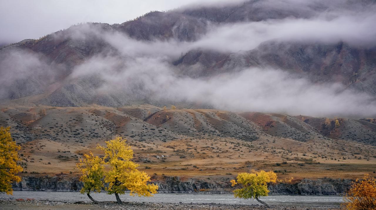 Вид на горы и реку из домиков базы
