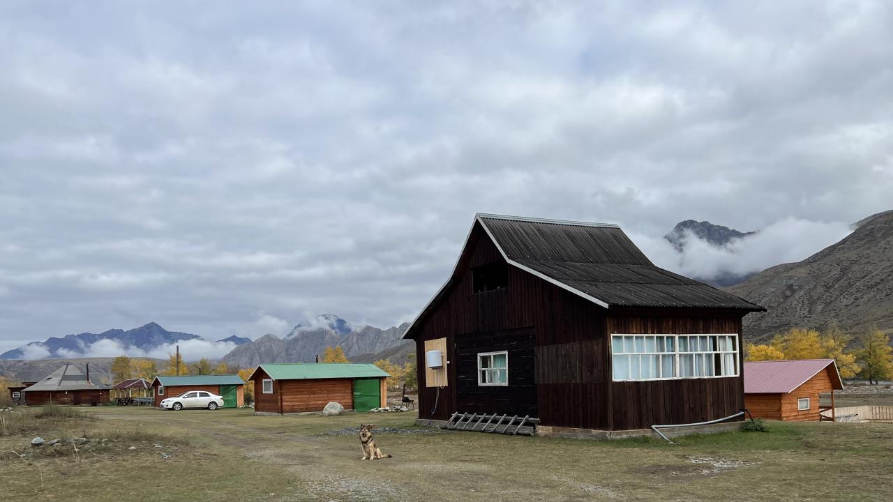 База отдыха "Инегень" у реки Катунь на Алтае