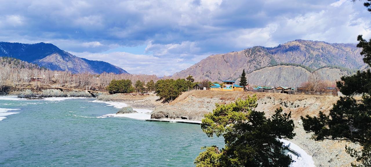 "Дом на Катуни" на берегу реки в Горном Алтае